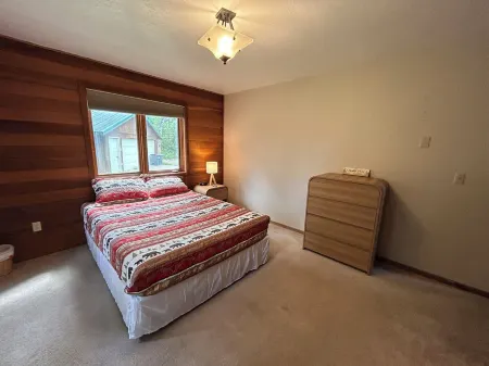 Cozy 4-bedroom lake front house with WiFi between Sterling and Soldotna Отели в г. Стерлинг