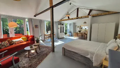 Barn converted into cosy studio with garden and free parking in Eindhoven Hotels in Gestel