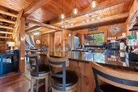 Cozy 4-bedroom cabin with WiFi, AC in charming Garden Valley
