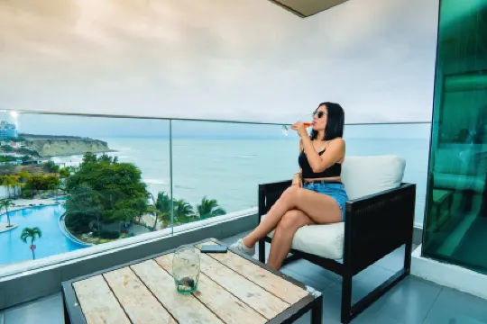 Rooftop Oceanview infinite pool. Poseidon Condo