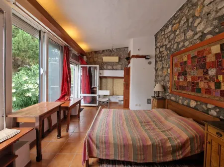 Authentic cliff villa, with pool, private staircase to hidden beach -Budva Отели в г. Крстац