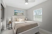 2 bedroom, walk to beach-bikes-kayaks-grill-picnic-hot outdoor shower-beach gear