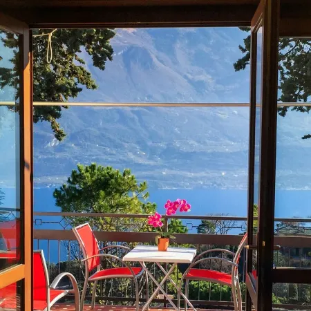 Bungalow for exclusive use with unobstructed lake view and shared use of the pool