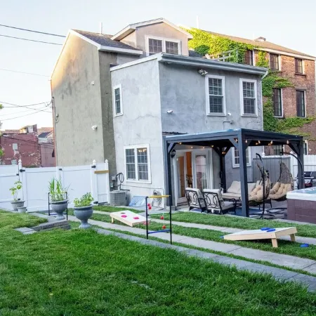 Spacious 4-bedroom house with plenty of amenities in Downtown Albany
