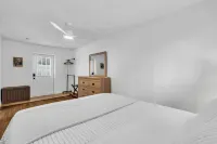 Coastal Luxury 7mi to Anna Maria Private Cottage
