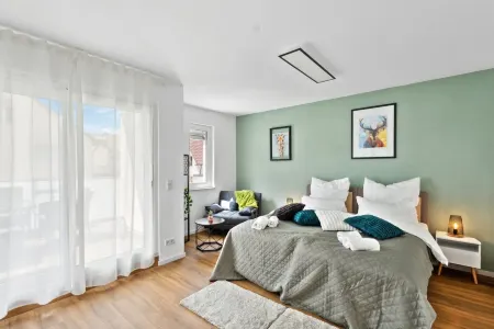 Welcome to our stylish new construction vacation home in Dasing! Отели в г. Айхах-Фридберг