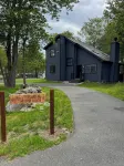 Charming 3-bedroom chalet with WiFi, AC in welcoming Tobyhanna