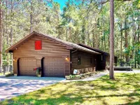 10 acres of woodland PRIVACY:  charming 3-bedroom home by Manistee w/ WiFi, AC Hotels in Filer Charter Township
