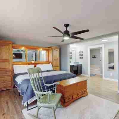 The Cozi Mountainview Corner! Spacious 4-bedroom house in charming Albuquerque. Rooms