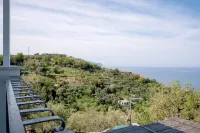 Newly refurbished spacious 2 bedroom apartment in Marciano with amazing sea view