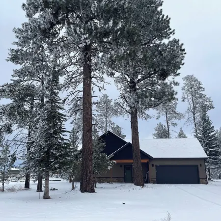 Cozy 3-bedroom cabin in tranquil Donnelly with WiFi, AC