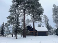 Cozy 3-bedroom cabin in tranquil Donnelly with WiFi, AC