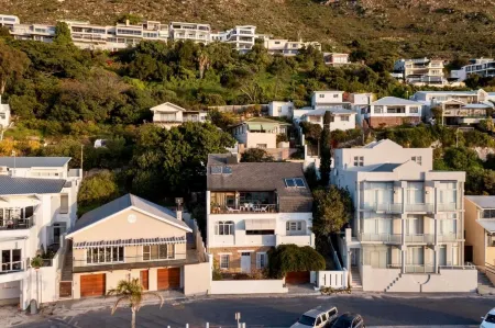 Charming Heritage Cottage, sleeps 2 - Opposite Bikini Beach