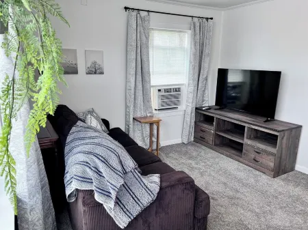 Pets, 30+days, Queen, ground lvl near ATSU, TSU, NRMC Отели рядом с достопримечательностью «A. T. Still University»