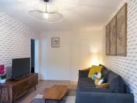 Comfortable apartment in Aurillac - Wifi, parking and peace and quiet โรงแรมในโอรียัก