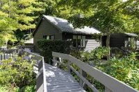 Charming Home with Fireplace and Indoor Pool in Sharon, CT Hotel a Sharon