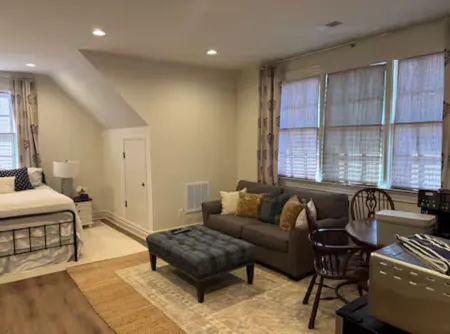 Home Away From Home in Falls Church Отели рядом с достопримечательностью «Иден Сентер»