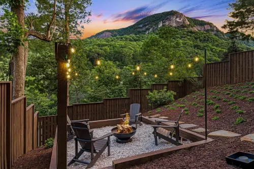 StayInOurSpace- Romantic getaway with views, walk to downtown, Hot tub, fire pit