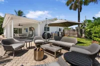 Magnificent Tropical House w/ Heated Pool near the Beach- Gorgeous Backyard- 3/2