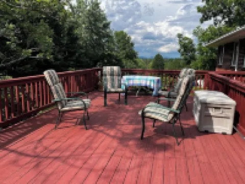 Spacious 4-BR House Close to Everything in Christiansburg, Blacksburg & Radford