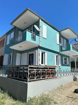Kuşadası'nda Merkezde ve Denize 5 Dakika Şık Villa