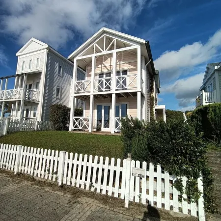 1st line water front 5 Minutes to the beach and 10 mins to old town center.