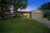 Relax and Recharge, Mins to HCA Brandon & Tampa, Private Pool, Work-Friendly Hotels near TGH Brandon Healthplex