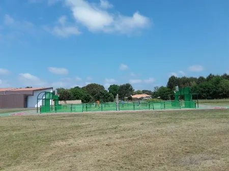 Handicap-accessible cottage with private heated pool Отели в г. Леон