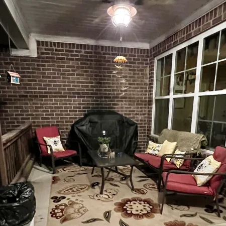 Nice private neighborhood. House is about 7 miles from the master . Charming