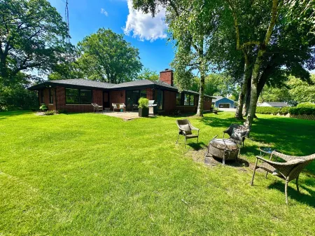 Beautiful, relaxing lake home.
