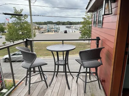 Lovely 2 bedroom and loft apartment with AC, WiFi overlooking the Chester River