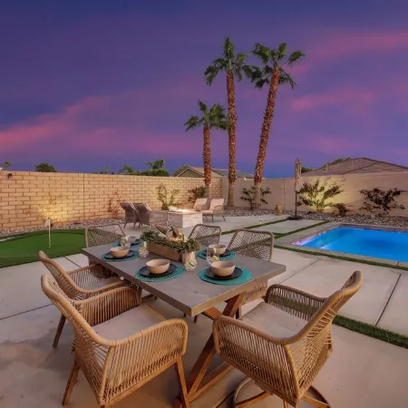 Palm Delight: Spacious 5-bedroom house with WiFi, EV charger in enjoyable Indio