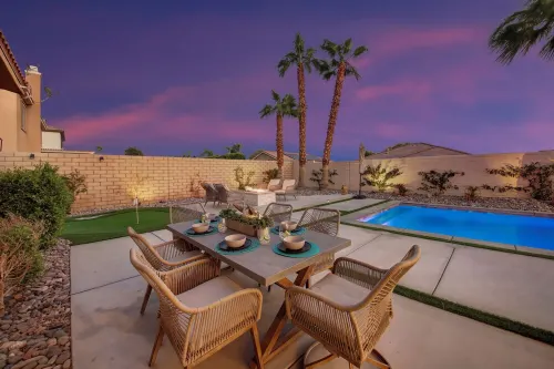 Palm Delight: Spacious 5-bedroom house with WiFi, EV charger in enjoyable Indio