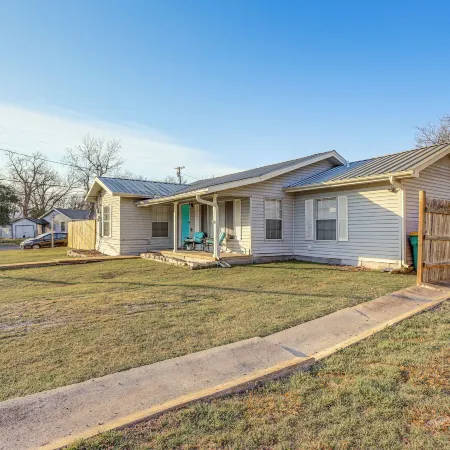 5 Mi to Belton Lake: Home w/ Large Yard!