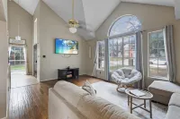 Charming family home with king bed - private pool - fast wifi - ARCADE Hotels in Mansfield