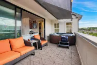 타운 레이크 타운하우스, 핫텁 있음, 게임룸 및 스카이라인 전망