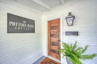 كوخ رائع بباتيو وموقد، يقع بالقرب من الشارع الرئيسي!!