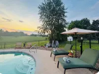 Luxury Home w/private Pool, Mt Views, 85” Roku Movie Room, Arcade, & King Bed!