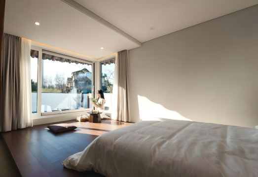 강릉 저동하녹 한옥 펜션의 고풍스러운 내부