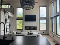 Waterfront Home on Lake Poinsett! 5 queen beds and a Beachfront Bar!! Sleeps 10 Hotels in Hamlin County