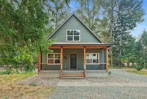 Elkhorn Cabin- In the heart of downtown Packwood, WA. Sleeps 10