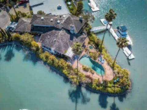 Luxury Tranquil Waterfront Haven w/Pool & Spa