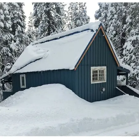 China Alley Cabin B: Cute & Cozy Cottage w/ Deck Отели в г. Пламас Каунти