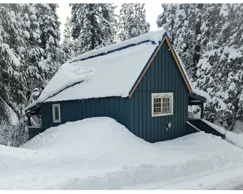 China Alley Cabin B: Cute & Cozy Cottage w/ Deck プラマスのホテル