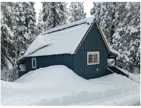 China Alley Cabin B: Cute & Cozy Cottage w/ Deck