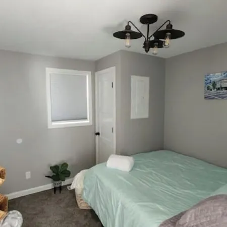 Old Town Modern 2bed/1bath home with patio & yard