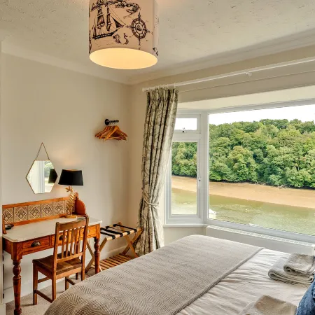 House in Malpas with Creek Views & Hot Tub
