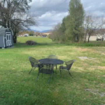 Treasured Moments Tiny Cabin Cottage in town and close to everything...