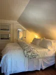 Romantic, Two Blocks to Main Street and Water. Queen bedroom and Two Bathrooms.