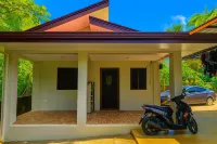 Bahay Domingo Guest House Hotels in Bagac